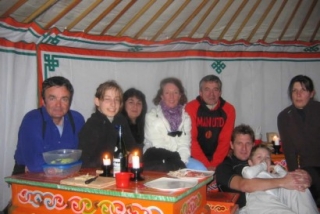  穿雪鞋徒步前往蒙古包 